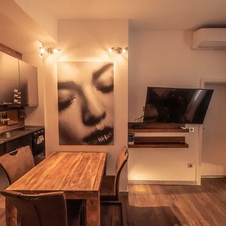 Cinematique - Designer One Bedroom With Unbeatable Location Διαμέρισμα *